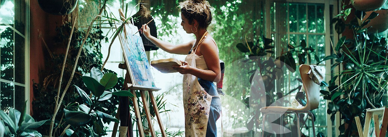en kvinna målar