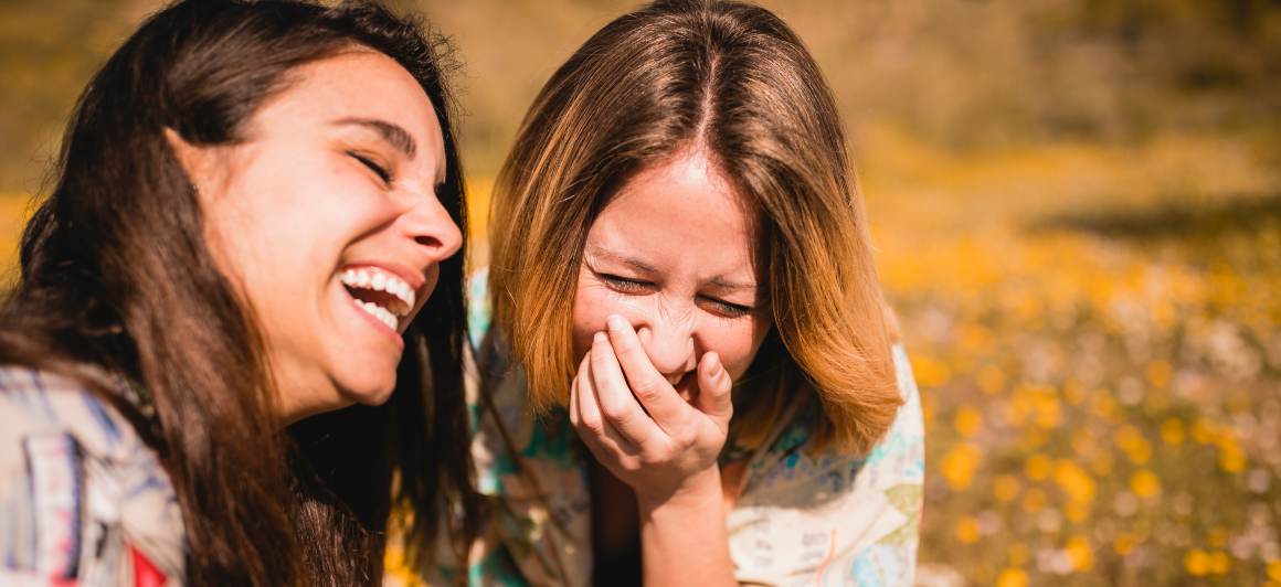 Omfamna glädjen: Skratta dagligen för att släppa på spänningar