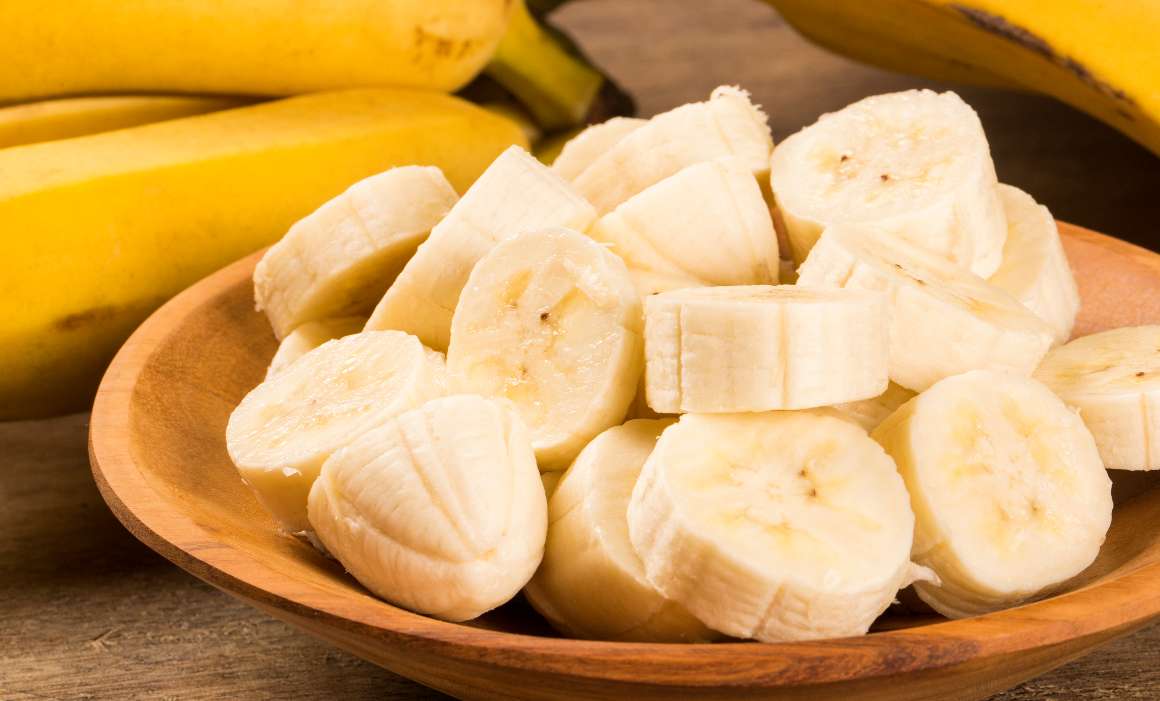 Ta reda på om bananer är en pålitlig källa till magnesium. Bananer är populära och näringsrika frukter, men de rankas inte särskilt högt när det gäller magnesiuminnehåll jämfört med andra livsmedelskällor. Bananer innehåller visserligen en del magnesium, men det bör inte betraktas som en tillräcklig källa. För att säkerställa att du får i dig tillräckliga mängder rekommenderar experter att du införlivar andra former av magnesiumrika livsmedelskällor som bladgrönsaker, nötter och frön, fullkornsprodukter i din dagliga kost som en källa till tillräckligt magnesiumintag.