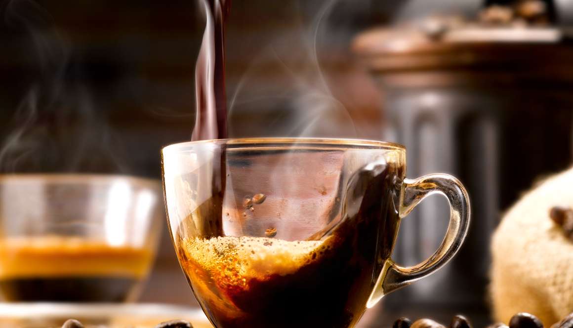 Upptäck koffeinets inverkan på magnesiumnivåerna och hur det påverkar din hälsa. Läs mer om kaffe, magnesiumbrist och förebyggande åtgärder.