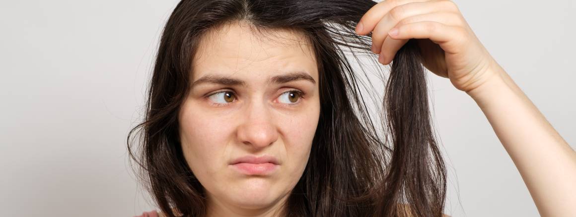 8 tecken på skadat hår: hur du vet om ditt hår är skadat